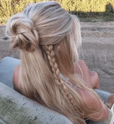 Half Up Half Down Hair Summer, Simple Hoco Hairstyles, Hair Dos For Medium Hair, Grad Hairstyles, Grad Hair, Half Bun Hairstyles, Junior Prom, Hoco Hairstyles, Hairstyle Inspo