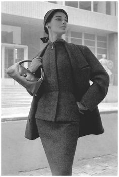 Jacky Mazel in slim wool suit topped with an ample jacket by Nina Ricci, Winter 1954-55 Suzy Parker, Fashion 1950, Hardy Amies, Miguel Bose, Fifties Fashion, Design Moda