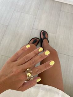 Black Nail Sets Accent Color Nails, French With Yellow Tips, Light Yellow Gel Nails Short, Yellow Nails Outfit, Yellow Nail Aesthetic, Summer Nail Yellow, Round Yellow Nails, Gel Shellac Nails Summer, Yellow Nails Short Natural