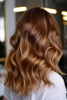 47 Trendy Styles of Brown Hair With Highlights: Caramel Ribbons on a Chocolate Base Brown Hair With Highlights Caramel, Caramel Highlight, Light Auburn Hair Color, Chocolate Balayage, Golden Hair Color, Highlights Hairstyles, Light Auburn Hair, Caramel Brown Hair