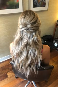 Half Up Maid Of Honor Hair, Made Of Honor Hair, Curled Half Up Half Down, Prom Hair Medium Length, Hoco Court, Grad Hair, Half Up Half Down Prom