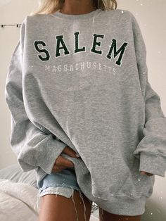 Oversized Crew Neck Sweatshirt Outfit, Grey Crewneck Outfit, Teacher Appropriate Outfits, Olive Lynn, Crewneck Sweatshirt Outfit, Crewneck Outfit, Womens Oversized Sweatshirts, Salem Massachusetts, Oversized Crewneck