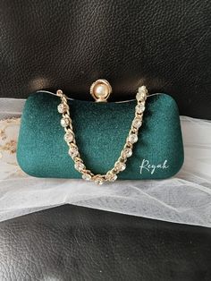 Elevate your formal ensemble with our exquisite Personalized Emerald Green Velvet Evening Clutch Bag. This stunning accessory features luxurious gold hardware that adds a touch of glamour to your look. Ideal for brides or bridesmaids, this elegant handbag is the perfect accent for any special event. Make a statement with this elegant purse that combines style and functionality. Stand out in style at your next formal occasion with this must-have accessory. Colour: emerald green Size: 20x11x5cm -- Emerald Green Dress With Purse, Elegant Green Handheld Bag, Elegant Green Handheld Evening Bag, Elegant Green Handheld Clutch, Green Handheld Clutch For Wedding, Elegant Green Clutch For Formal Occasions, Elegant Green Evening Bag For Event, Elegant Green Evening Bag For Events, Handheld Green Clutch For Wedding