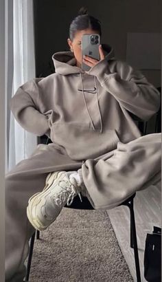 Nike Phoenix Fleece, Nike Jogger, Cosy Vibes, Oversize Outfit, Sweats Outfit, Joggers Outfit, Chill Outfits, Cute Everyday Outfits, Sporty Outfits