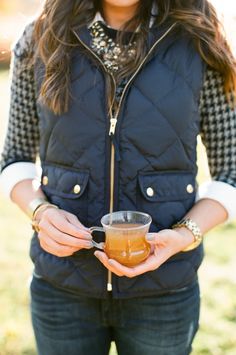 puffer vest, sweater, statement necklace and watch! Maybe not the white button up underneath but this is cute!! Houndstooth Sweater, Fall Vest, Looks Country, Sleeveless Jacket, Komplette Outfits