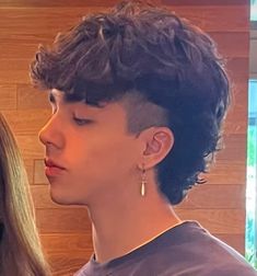 Mullet For Round Face Men, Male Wolfcut Hairstyle, Short Mullet Fade, Center Part Mullet, Mullet Uomo, Mullet Middle Part, Hairstyle According To Face Shape, Burst Fade Mullet, Wavy Mullet