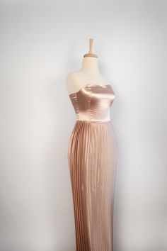 This pleated silk dress combines the elegance of pleats with the luxurious feel of silk, making it perfect for anyone looking to elevate their wardrobe. Whether you're searching for an off-shoulder pleated dress, a silk evening gown, or an elegant dress for weddings, this piece is designed to suit a variety of formal occasions. The pleats give the dress a refined yet playful look, while the sweetheart neckline adds just the right amount of allure. - Material: 80% Silk, 20% Polyester - Sweetheart Off Shoulder Silk Dress, Silk Pleated Skirt, Silk Evening Gown, Dress Off Shoulder, Dress Pleated, Dress Silk, Elegant Dress, Easy Wear, Pleated Dress