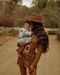 Family photoshoot Neutral Aesthetic Outfits, Oversized Belt, Sew In Wig, Fringe Belt, Cowboy Chic, Cowgirl Style Outfits, Cowgirl Look, Black Cowgirl, Preggo Fashion