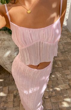 Lyssielooloo Outfits, Boho Outfit Inspiration, Shore Outfit, Pink Outfits Summer, European Outfits Summer, Chic Feminine Style, Girly Summer Outfits, Pink Cami Top, Feminine Clothing