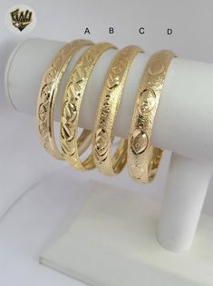 Descripción:

 -Pulsera tipo brazalete con corte de diamante.

 -Material: Recubrimiento de Oro de 18k (BGO).

 -Ancho: 7mm.

 -Disponible en tamaño: 2.5". (Estándar)

 -Precio por una (1) pieza. Gold 14k Bangle, Gold Plated Filigree Bangle Jewelry, Traditional Gold Filigree Bangle, 22k Gold Filigree Bangle For Gifts, Hand-set 14k Gold Bangle, Luxury Gold-tone Gold Plated Bangle, Heavy Gold Bollywood Bangle, Brazilian Gold, Stainless Steel Bangles