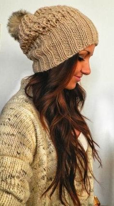 Focusing on the beanie - Guessing this is a 3x3 rib? Currently into the fat brim Cute Beanies, Pullover Mode, Street Look, Up Girl, Hair Dos, Gorgeous Hair, Sweater Fashion, Pretty Hairstyles, Look Fashion