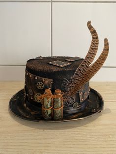 The hat has a felt base and can be painted in different designs. Feathers, vials, wire and gears make the hat a unique piece of jewelry that perfectly complements your steampunk costume. I make each hat by hand and as a unique piece. Examples of designs are shown in the pictures. We are happy to take your wishes into account when making the hat. The inner diameter of the hat is 18 cm. The inner circumference is approximately 56.5 cm. It is therefore one size fits all. Steampunk Hats Women, Asian Hair Pin, Steampunk Creations, Steampunk Mixed Media Art, Steampunk Hats, Convention Outfits, Diy Steampunk, Crazy Hat, Steampunk Top