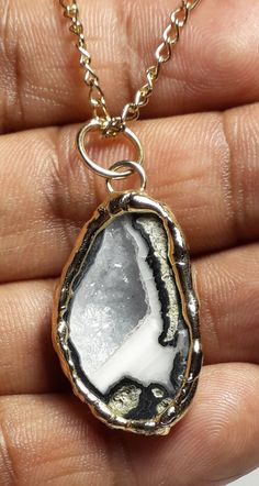 Beautiful Handcrafted Tabasco Geode Pendant 2.5 x 1.5 cm Necklace 18 inches Handcraft to highlight the beauty of each stone. We select the most beautiful geode for this exquisite pendant. FREE SHIPPING WORLDWIDE SHIPPING From Mexico to US 3 to 5 weeks. From Mexico to Canada 4 to 6 weeks From Mexico to Europe 3 to 6 weeks From Mexico to Asia 6 to 12 weeks Please consider this in your purchase. We always use registered mail. We will provide a tracking number. The first 2 weeks you can only track i White Agate Round Pendant Jewelry, Gold Agate Oval Pendant Necklace, Gold Teardrop Agate Necklace, Gold Teardrop Agate Jewelry, Gold Agate Jewelry With Large Pendant, Gold Agate Necklace With Oval Pendant, Spiritual Large Stone Pendant Jewelry, Healing Pendant Jewelry With Large Stone, Spiritual Jewelry With Large Stone Pendant