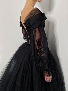 Alternative Bride Dress, Black Wedding Gowns, Gothic Wedding Dress, Alternative Bride, Dark Wedding, Floral Wedding Dress, Evening Dress Fashion, Beaded Wedding, Outfit Black