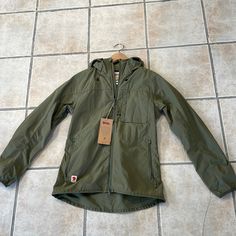 Brand New No Tags Size S Fjallraven Jacket, Fjallraven Women, Water Resistant Jacket, Wind Jacket, Belted Jacket, Hiking Women, Padded Jacket, Utility Jacket, Army Green