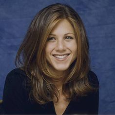 Jennifer Aniston Jennifer Aniston Wallpaper, Jen Aniston Style, Jennifer Aniston 90s, Rachel Green Hair, Rachel Hair, Rachel Green Friends, Jeniffer Aniston, Jennifer Aniston Hair, Jennifer Aniston Style