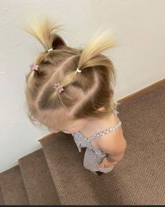 15 Kapsels voor baby / peuter met weinig of dun haar zoals staartje maken - Mamaliefde Flower Girl Hairstyles Toddler Fine Hair, Cute Baby Hairstyles 1 Year, Toddler Butterfly Clip Hairstyles, Fine Toddler Hair Hairstyles, Toddler Girl Hairstyles Short Hair, Toddler Fine Hair Hairstyles, Cute Toddler Hairstyles Easy