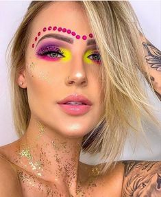 Fantasy Make-up, Make Carnaval, Festival Make Up, 50 Makeup, Carnival Makeup, Neon Makeup, Rave Makeup, Burning Man Outfits, Makijaż Smokey Eye