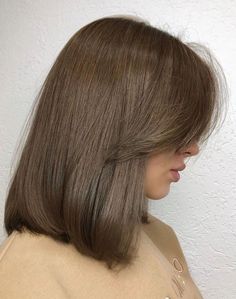 medium length hairstyle. layers. 90’s hairstyle it girl Brown Hair Looks, Short Brown Hair, Bangs With Medium Hair, Hair Inspiration Short, Short Straight Hair, Hair Stylies