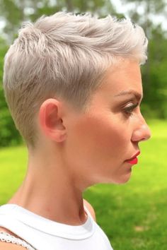 37+ Cute Feminine Super Short Womens Haircuts 2022 Pixie Hairstyles - Page 10 of 20 - Super Short Haircuts, Short White Hair, Silver Blonde Hair, Crop Hair, Short Grey Hair, Haircut Styles