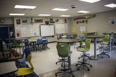 an empty classroom with desks and chairs