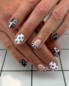 Boot Stitch Nails, Black And White Nail Art Simple, Christmas Nails Western, Nail Designs With Blooming Gel, Western Christmas Nails, Black White And Silver Nails, Country Nail Designs, Vaca Nails, Dance Nails