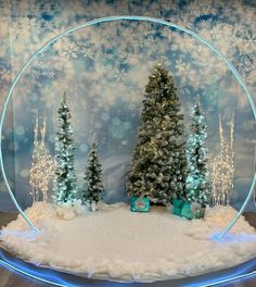 Snow Globe Themed Christmas Party, Snowglobe Photo Booth Diy, Diy Snowglobe Photo Backdrop, Diy Giant Snow Globe Photo Booth, Diy Lifesize Snow Globe, Snow Globe Picture Backdrop, Snowglobe Display Ideas, Snowglobe Office Decoration, Snowball Christmas Decor