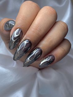 Dark Nails Aesthetic, Black And Silver Nails Ideas, Nails Metallic Chrome, Purple Acrylic Nails, Art Deco Nails, Chrome Nails Designs, Amazing Nails