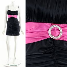 - Vintage Ende 90er -Anfang 00 schwarz-pink gerafftes Abschlussballkleid -Cups in der Büste - verstellbare Träger -gefüttert - Strass Kreis Detail Etikett: ruby rox Anhängergröße: 5 Passt wie: XS - S Material: Polyester, Zustand: Exzellent Angeclipst Mannequin: Nein ✂ GRÖSSE + PASSFORM ✂ Gesamtlänge: 76 cm Schultern, Naht zu Naht: 13 "/ 33 cm Brust: 30 "/ 76 cm Taille: 76 cm Hüftumfang: 81 cm bis 91 cm Alle Maße wurden am flach liegenden Teil genommen. Bitte IMMER die Maße beachten, da die Vinta 2000s Party Dress, Princess Mini Dress, Ruby Rox, Dress Form Mannequin, Mannequin Dress, Rose Vintage, Y2k Black, Cute Summer Dresses, Beautiful Skirts