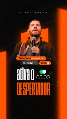 a man is speaking into a microphone in front of an orange and black background with the words ativa o despertrador