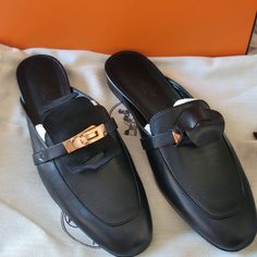 Hermes Oz Mule Black Goatskin Size 40eu=10us Kelly Buckle Pink Gold Brand New Authentic Rare Kelly Pink Gold Buckle. Insole Measures 10inch Must Have Every Day Comfortable Mule! Comes With Box, Dust Bags & Ribbon. Buckle Has Protective Plastic & Leather Covering. Hermes Oz Mule, Hermes Mules, Styling Mules, Closed Toe Block Heels, Mules Outfit, Black Leather Mules, Wooden Clogs, Hermes Shoes, Crocodile Leather