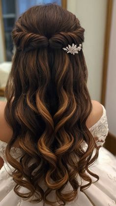 Discover stunning bridal hairstyles for straight long hair short hair bangs curly hair short veil messy crown easy medium length afro simple elegant half up half down natural hair braided looks Ideal for your wedding day Waterfall Half Up Half Down, Half Up Half Down Hair Indian, Half Up Half Down Indian Hairstyles, Hair Looks For Wedding, Hair For Ball, Indian Half Updo, Wedding Hairstyles Crown, Half Up Bangs Hairstyle Wedding, Medium Length Afro