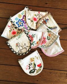 Repurpose Vintage Handkerchiefs, Things To Make With Vintage Linens, Vintage Linen Quilts Ideas, Hand Sewn Bag, Vintage Linens Repurposed Projects, Sewed Gifts, Small Sewing Projects For Gifts, Diy Gifts Sewing, Little Sewing Projects