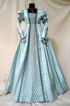 Romeo and Juliet: The Costumes Medieval Gown, Medieval Dresses, Fest Outfits, Old Dresses, Medieval Dress, Beauty Dress, Vintage Gowns, Fantasy Dress, Historical Dresses