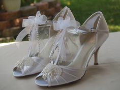 "READY TO SHIP SHOES USA SIZE: 9, AS SHOWN IN PICTURE. COLOR: WHITE SIZE: 9 INSIDE LENGHT: 10 1/4\" PLEASE MEASURE YOUR FEET LENGTH, CONTACT FOR HELP. HEEL: 2 3/4\" FINAL SALE Gorgeous Vintage 30's & 40's look, with modern touches such as the high heel: 2 3/4\" Beautiful Vintage look pearls and beads adornment, Memory pad for extra comfort, so romantic like in the old days, and so modern for todays brides who love the old look with modern touches Outside USA, please goggle a shoes size conve Elegant White T-strap Heels, Summer Wedding T-strap Heels, Ivory High Heels, Strap High Heels, Heels Vintage, Gatsby Style, Satin Shoes, Lace Heels, Satin Pumps