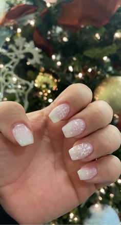 Winter Nails Snowflake Glitter, Light Colored Christmas Nails, Ombre Christmas Nails Winter, Glittery Snowflake Nails, Birthday Nails For Winter, Simple Winter Acrylic Nails Short, Short Elegant Christmas Nails, Winter Ombre Nails Acrylic, Snow Flake Nails Short