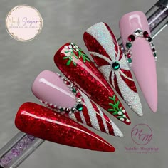 Candy Christmas Nails, Read Nails, Christmas Candy Nails, Candy Cane Nail Art, Grinch Nails, Nail Noel, Nail Art Noel, Christmas Nails Diy, Xmas Nail Art