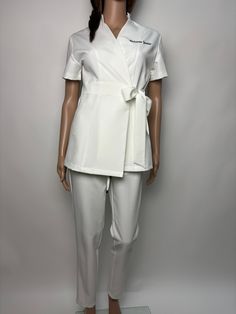 As a spa therapist, manicurist or dermatologist, it is extremely important to look professional and feel comfortable while working. Luxury workwear for spa therapists should be functional, durable and reflect the high level of service you offer. Here are some ideas for fancy workwear for spa therapists: Two-piece set: A pant and tunic or dress combination is a popular choice among spa therapists. This ensemble offers both style and functionality as it allows you to easily move and complete work- Massage Therapist Uniform Ideas, Masseuse Uniforms, Massage Therapist Attire, Clinic Uniform, Beauty Clinic Uniform, Beauty Therapist Uniform, Spa Uniform, Tunic Length, Professional Look