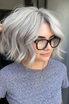 Healthy Blonde Hair, Grey Bob Hairstyles, Chin Length Haircuts, Short Sassy Haircuts, Wavy Bob Haircuts, Corte Bob, Chin Length Hair, Silver Blonde, Platinum Blonde Hair