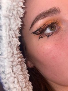 Orange Butterfly Eye Makeup, Paramore Concert Makeup Ideas, Butterfly Makeup Hooded Eyes, Paramore Inspired Makeup, Graphic Liner On Hooded Eyes, Butterfly Liner Makeup, Grafic Liner Eye Makeup, Fall Graphic Liner, Butterfly Eyeliner Hooded Eyes