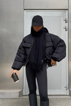 Short Puffer Jacket Outfit, Cropped Puffer Jacket Outfit, Black Puffer Jacket Outfit, Minimalist Fashion Winter, Puffer Outfit, Adidas Hose, Winter Mode Outfits, Puffer Jacket Outfit, Short Puffer Jacket