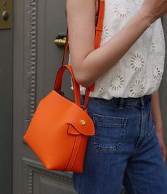 Inject a dose of energy and creativity into your style with our grained leather bag in Mandarin color. Designed to add a touch of personality to your look, this handbag is as vibrant and bold as you are. Whether you pair it with white, beige, or navy blue for an elegant look, or mix it with pink or mint green for a mor Satchel Box Bag With Handle Drop For Errands, Trendy Box Bag With Handle Drop For Errands, Modern Box Bag With Detachable Handle For Errands, Designer Everyday Bucket Satchel Bag, Top Handle Box Bag With Detachable Strap For Errands, Top Handle Bucket Bag For Errands, Modern Bucket Bag With Removable Pouch For Errands, Bucket Box Bag With Detachable Strap For Errands, Modern Top Handle Bucket Bag For Errands