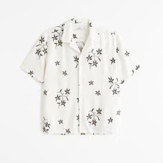 Elevate your summer wardrobe with the Abercrombie & Fitch Men's Camp Collar Summer Linen-Blend Embroidered Shirt. This piece combines style and comfort, making it a must-have for the season.

- Size: XXL
- Color: White with pattern
- Material: Body - Linen blend, Embroidery - Polyester
- Gender: Male
- Features: Short sleeves, button-up front, lightweight and breathable fabric, relaxed-fit silhouette, resort-style camp collar, on-trend embroidery details, straight hem

Ideal for hot, sunny days, Male Features, 2024 Wardrobe, Summer Linen, Men's Tops, Men's Clothes, Resort Style, Viscose Fabric, Short Sleeve Button Up, Embroidery Details