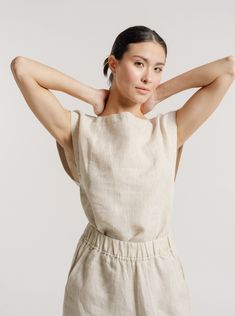 An Everyday Top - Natural Linen made of certified organic linen in beige, paired with shorts. Minimalist Top, Organic Linens, Natural Linen, Favorite Jeans, Cropped Pants, Natural Beauty, Organic Cotton, How To Wear, Beauty