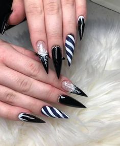 Black And White Christmas Nails, White Winter Nails, White Christmas Nails, Christmas Snowflakes Nails, Holiday Manicure, Black And White Christmas, Holiday Nail Designs, Light Nails