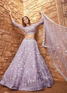 37 Trending Wedding Blouse Designs That Brides Love - Eternity UK Indian Bridesmaid Dresses, Desi Dress, Trending Wedding, Organza Lehenga, My Wedding Dress