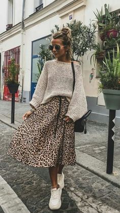 Spring Outfit Women, Look Hippie Chic, Stile Hijab, Leopard Print Fashion, Mode Prints, Outfit Essentials, Tutorial Hijab, Leopard Print Skirt, Leopard Skirt