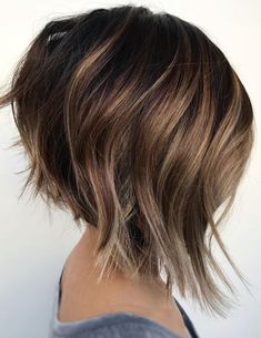 Angled Bob Haircuts, Medium Bob Hairstyles, Choppy Bob Hairstyles, Penteado Cabelo Curto, Trending Hairstyles, Short Bob Hairstyles, Bob Cut, Hairstyles Haircuts