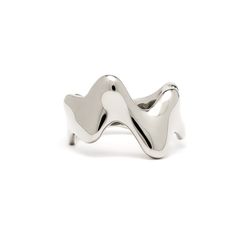 Elegant, sculptural design with flowing lines and a high-polish finish. Wear it as a solo piece that turns heads or mix it into your bold ring stack.  This wide, distinctive signet ring with its sleek, modern design makes a cool statement. The wave shape of this unique chunky silver ring will add a special, extraordinary detail to your outfit. Minimalist designer silver jewelry; designed in Berlin and made from recycled sterling silver and 18k gold vermeil. Our Sterling silver jewelry is crafted from 100% recycled Sterling silver, and features an additional layer of Rhodium plating. Rhodium is a precious metal that gives the jewelry polish and shine, making it more resistant to tarnishing and scratching.   All our pieces have the 925 stamp, showing that the base of the jewelry pieces is ma Silver Melting Jewelry, Eclectic Silver Jewelry, Silver Chunky Rings, Sculptural Rings, Outfit Minimalist, Chunky Silver Rings, Designer Silver Jewellery, Sculptural Jewelry, Unique Silver Jewelry