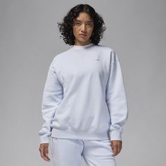 Supersoft fleece makes this sweatshirt feel like your new fave. Add in a roomy fit that's ideal for layering and signature Jordan style and you'll forget all about the last hoodie you wore. Jordan Sweatshirt, Jordan Style, Grey Jordans, Jordan Grey, Buy Jordans, Razzle Dazzle, Women Lifestyle, Black Fleece, Crop Sweatshirt